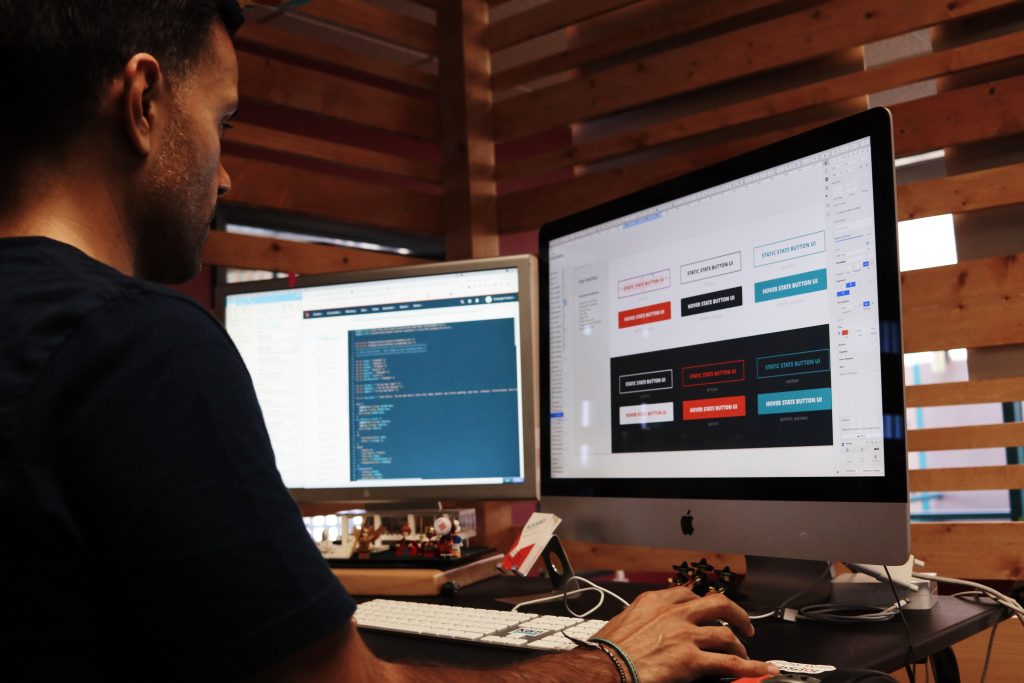 Desarrollo de un sitio web. Hombre codeando
